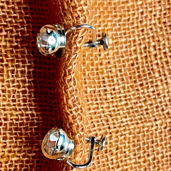 Vintage Ann Lee Silver Filigree and Rhinestone Screw Back Earrings - Picture 5 of 8